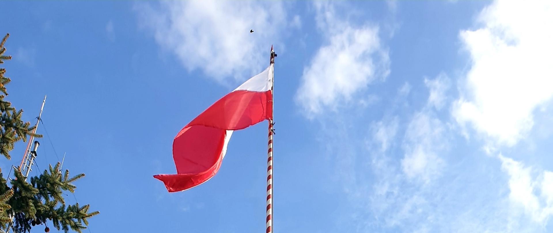 Flaga powiewająca na maszcie znajdującym się przed siedzibą KP PSP w Radomsku. 