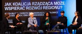 Prelegenci panelu "Jak koalicja rządząca może wspierać rozwój regionu?" - od lewej: prowadzący - redaktor Radia Łódź - Michał Dąbrowski, posłanka na Sejm RP Ewa Szymanowska, wojewoda łódzki Dorota Ryl, radna Rady Miejskiej w Łodzi Beata Bilska, dziekan Wydziału Ekonomiczno-Socjologicznego Uniwersytetu Łódzkiego – dr hab. Mariusz Sokołowicz oraz wiceministra klimatu i środowiska Anita Sokołowska 