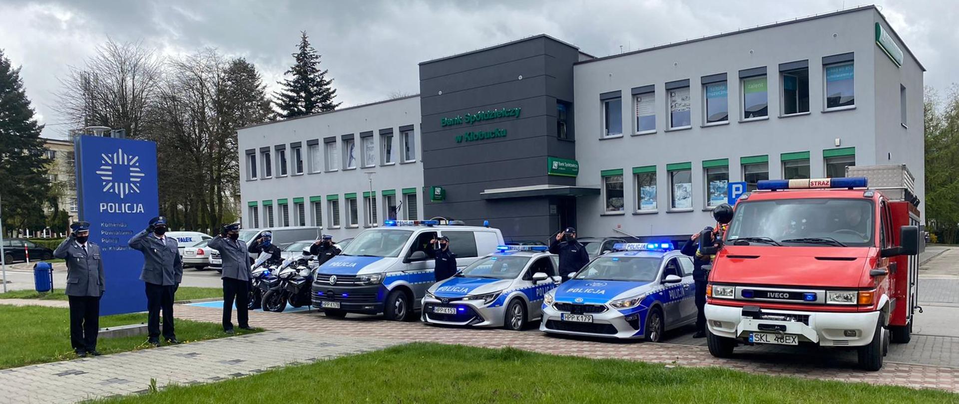 Zdjęcie przedstawia funkcjonariuszy Policji oraz Państwowej Straży Pożarnej w Kłobucku oddających honoru zmarłemu przed Komendą Policji w Kłobucku