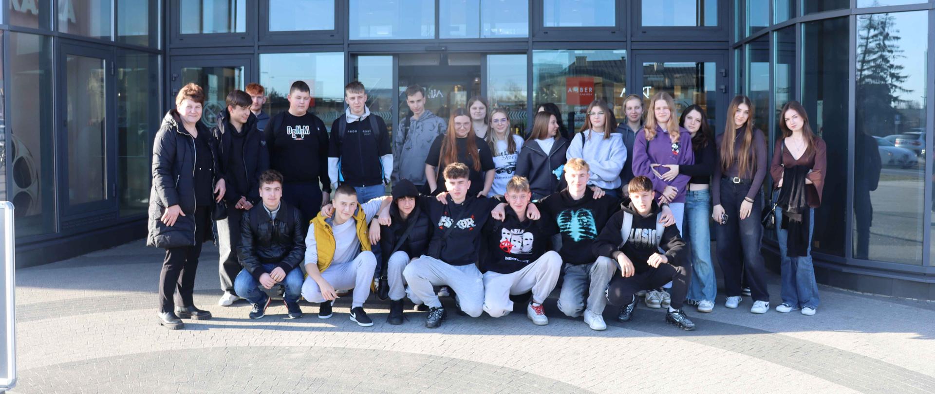 Wycieczka młodzieży internackiej do kina