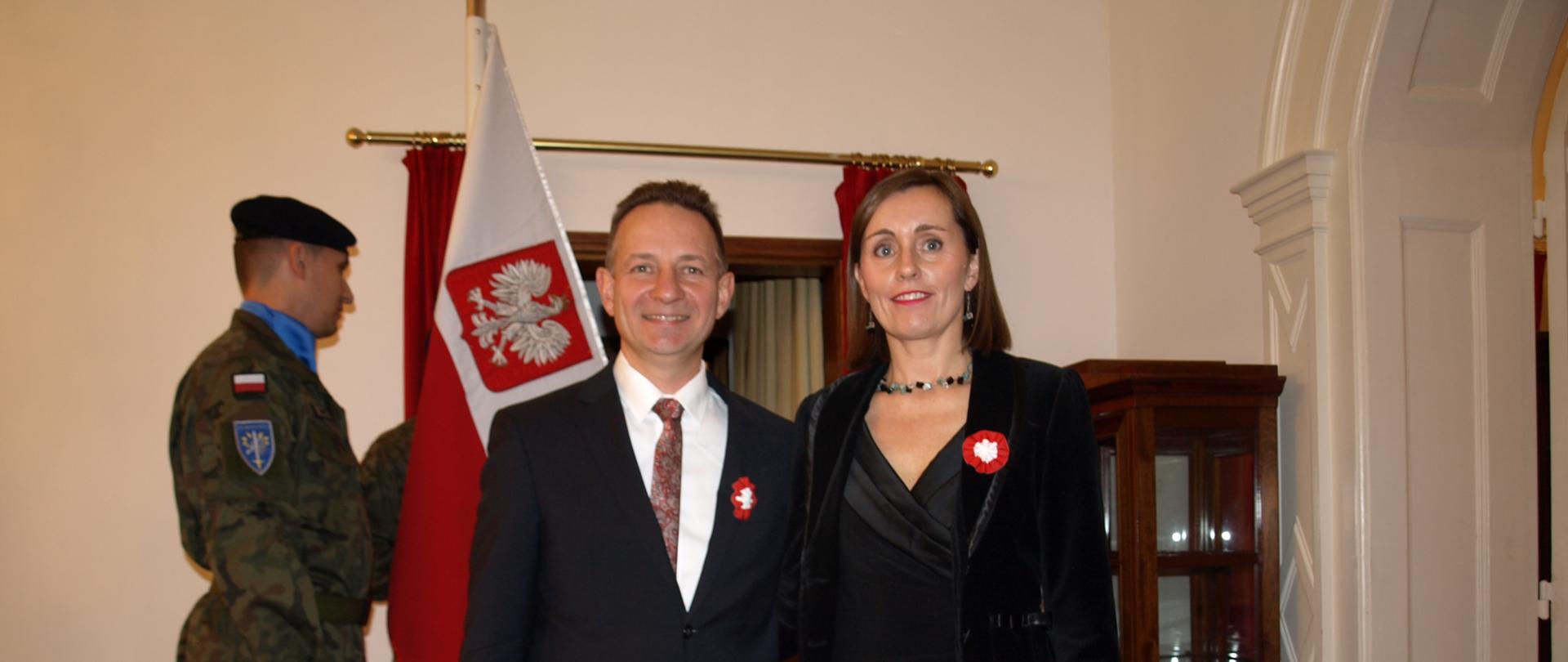  Ambasador Jerzy Baurski wraz z małżonką, Panią Katarzyną Burską witają przybyłych gości. 
