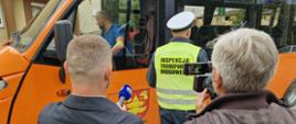 Kontroli autobusu szkolnego i kierowcy towarzyszyli przedstawiciele mediów.