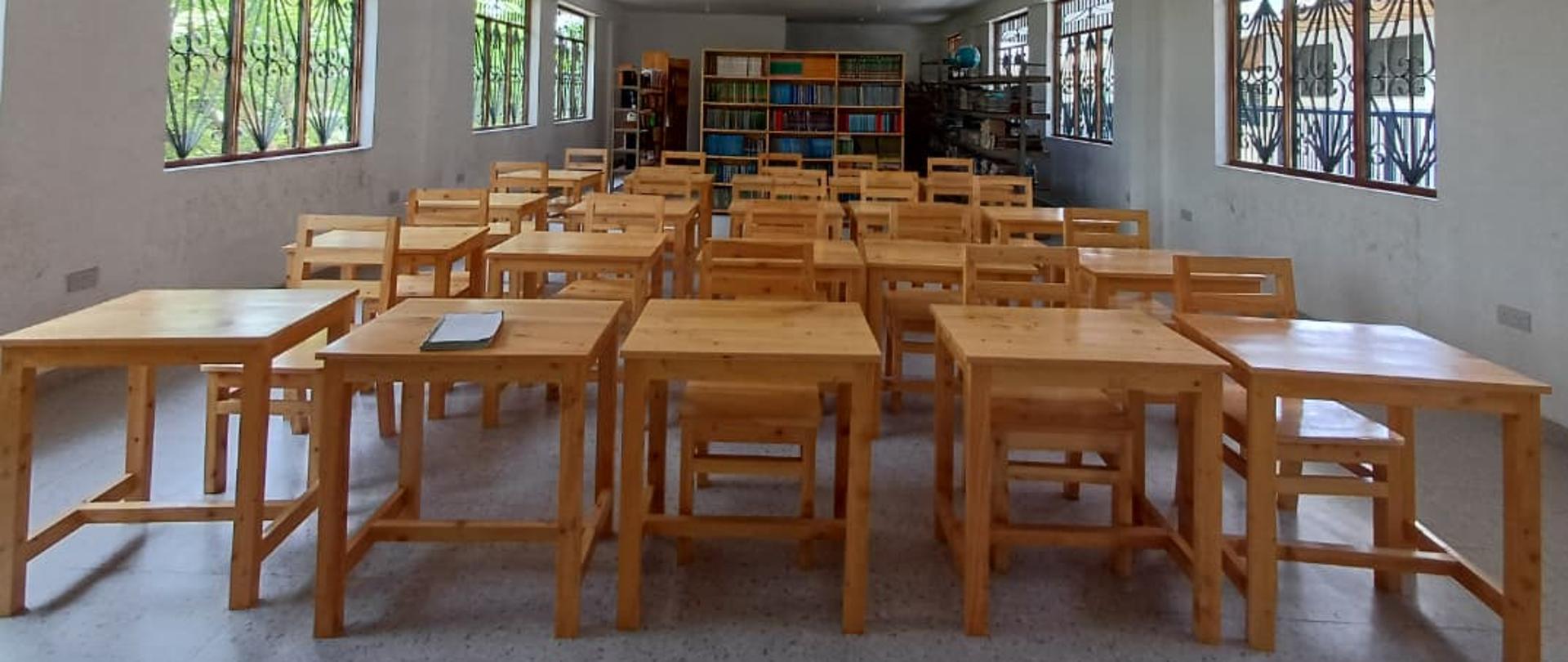 Zdjęcie stołów oraz krzeseł w bibliotece Centrum Edukacyjne św. Maksymiliana