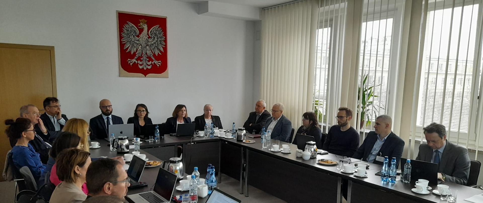 Zdjęcie przedstawia członków Rady IIP podczas posiedzenia.