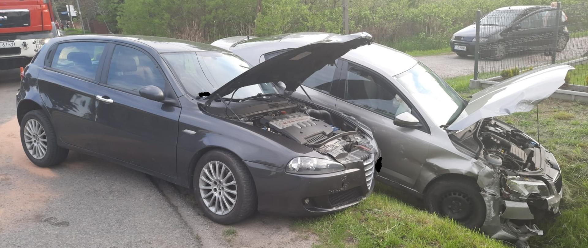 Na zdjęciu widzimy kolizję drogową dwóch samochodów osobowych: Alfa Romeo 147 oraz Skoda Octavia. Samochód Skoda znajduje się w przydrożnym rowie, natomiast samochód Alfa znajduje się częściowo na poboczu i na ulicy. W wyniku kolizji w obu samochodach uszkodzeniu uległ przód. Z tyłu pojazdu Alfa, który znajduje się częściowo na jezdni zostały usunięte wycieki płynów eksploatacyjnych za pomocą sorbentu Compact.