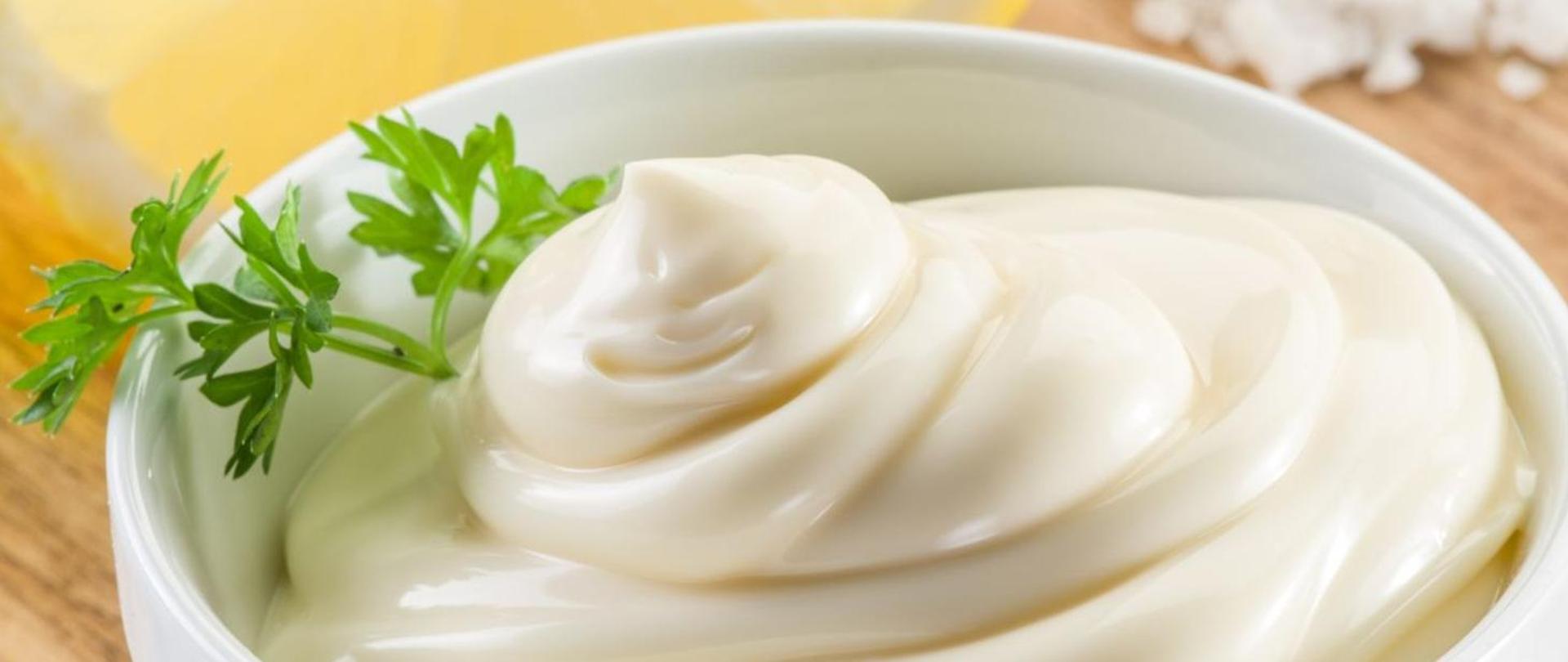 majonez luzem i gałązka pietruszki