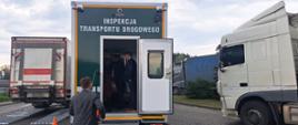 Przedstawicieli Europejskiego Urzędu ds. Pracy (ELA) oglądają najnowocześniejszą Mobilną Jednostkę Diagnostyczną, jaką dysponuje małopolska Inspekcja Transportu Drogowego. 