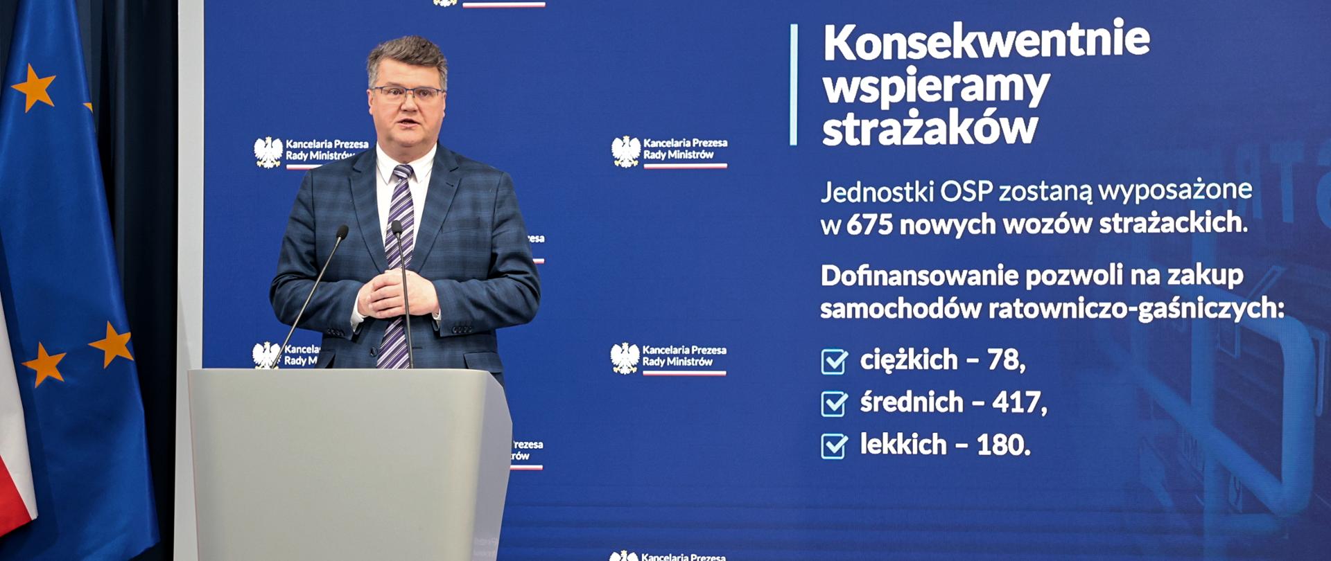 Wiceminister MSWiA Maciej Wąsik w trakcie ogłaszania programu wsparcia na zakup samochodów dla OSP