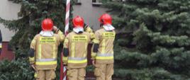 Strażacy salutują do flagi państwowej