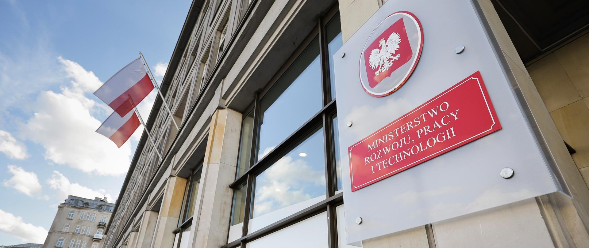 Budynek z tabliczką Ministerstwo Rozwoju, Pracy i Technologii, widok z dołu