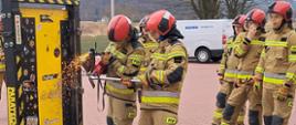 Na zdjęciu strażacy na placu wewnętrznym w trakcie ćwiczeń ze sprzętem wykorzystywanym podczas szkolenia z siłowego otwierania drzwi w JRG Dubiecko