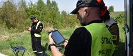 Strażacy prowadzący działania poszukiwawcze przy pomocy dronu.