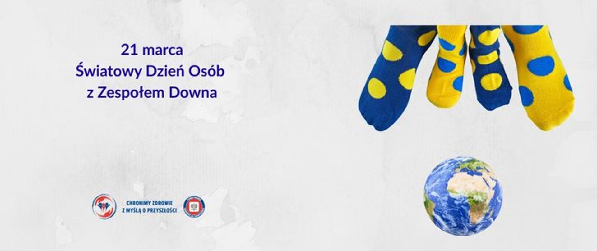 Szare tło. U góry po lewej granatowy napis 21 marca Światowy Dzień Osób z Zespołem Downa. Poniżej na dole logo Państwowej Inspekcji Sanitarnej wraz z hasłem Chronimy zdrowie z myślą o przyszłości. W prawym górnym rogu stopy dwóch osób: dorosłej i dziecka w różnych skarpetkach. Na jednej stopie niebieskie skarpetki w żółte grochy a na drugiej żółte w niebieskie grochy. Poniżej kula ziemska.