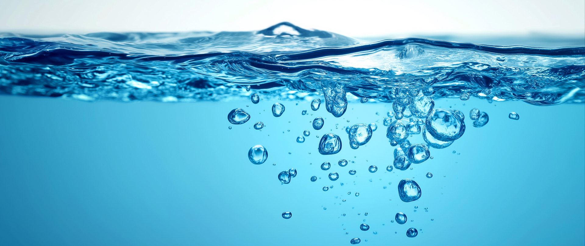 krople wody tuż pod jej powierzchnią