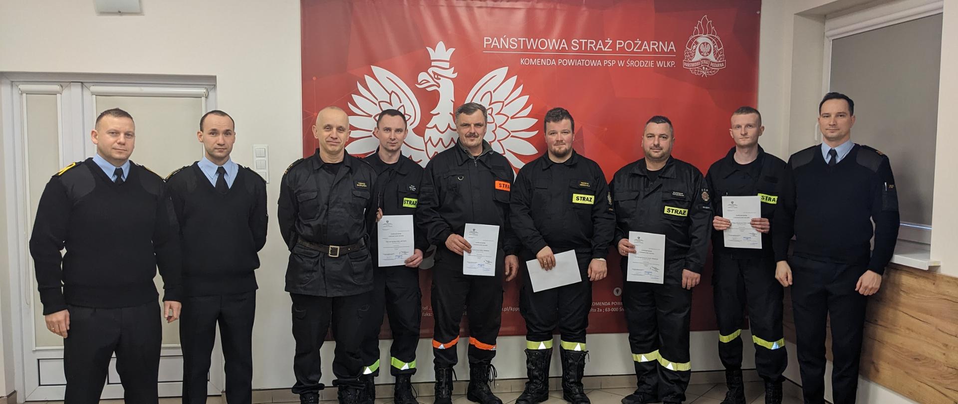 Członkowie komisji egzaminacyjnej wraz z Komendantem Powiatowym PSP w Środzie Wielkopolskiej oraz ratownikami KPP po zdaniu egzaminu recertyfikacyjnego