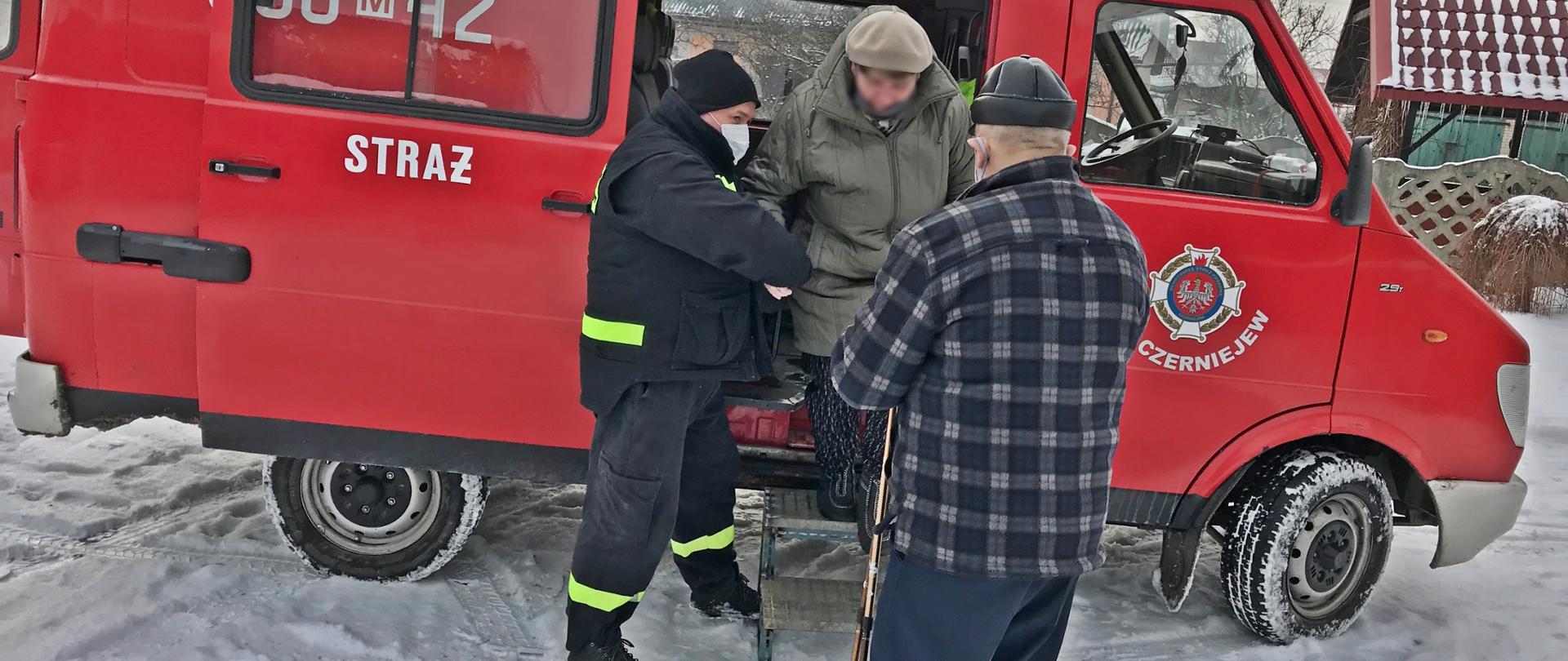 Strażacy z OSP Czerniejew pomagają osobom starszym w transporcie na szczepienie, w ramach akcji #SzczepimySię.