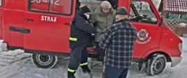 Strażacy z OSP Czerniejew pomagają osobom starszym w transporcie na szczepienie, w ramach akcji #SzczepimySię.