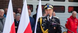 Na zdjęciu widoczny Komendant Wojewódzki przemawiający podczas obchodów powiatowych dnia strażaka w Gorlicach. W tle widoczni zaproszeni goście na uroczystość.