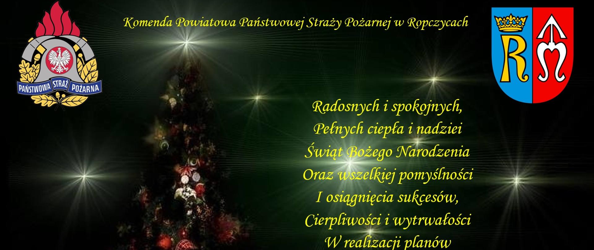 na ciemnym tle stoi choinka i życzenia bożonarodzeniowe w górnych rogach logo psp i powiatu ropczycko-sędziszowskiego