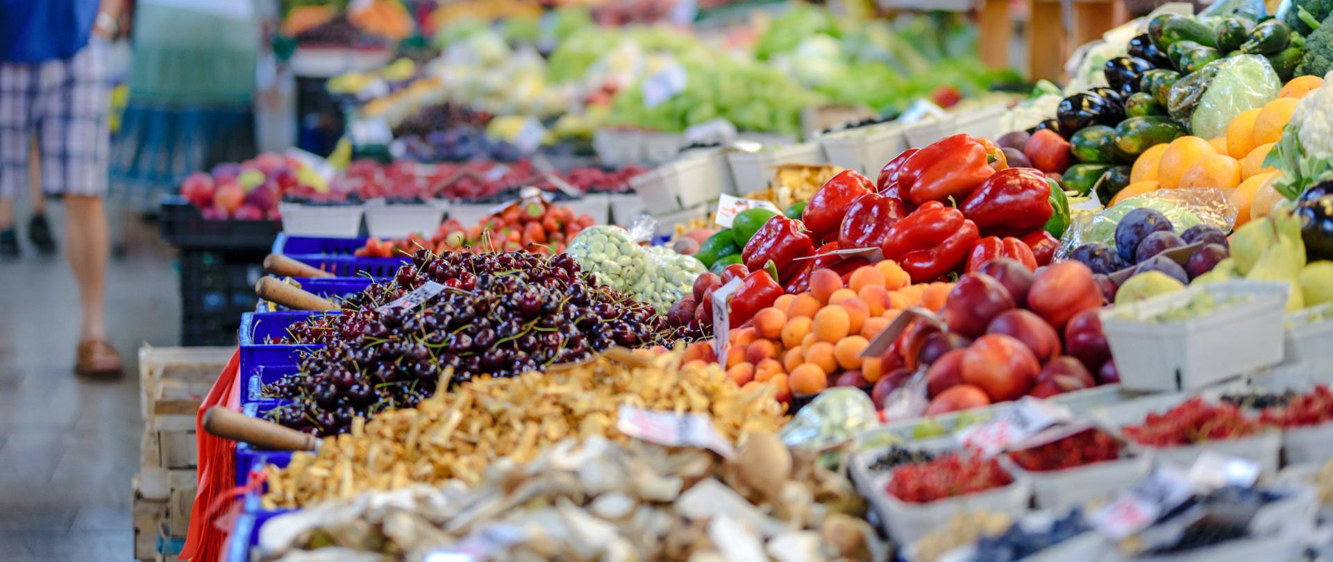 Stoisko z owocami i warzywami