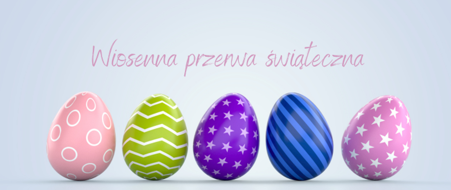 Niebieskie tło, w górnej części różowy napis Wiosenna przerwa świąteczna, poniżej pięć kolorowych pisanek, od lewej różowe w kółka, zielone w zygzaki, fioletowe w gwiazdki, niebieskie w paski i różowe w białe gwiazdki.