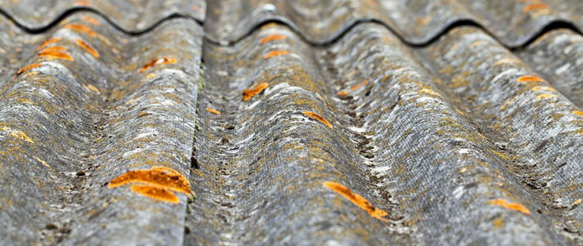 na fotografii ukazano pokrycie dachowe zawierające azbest