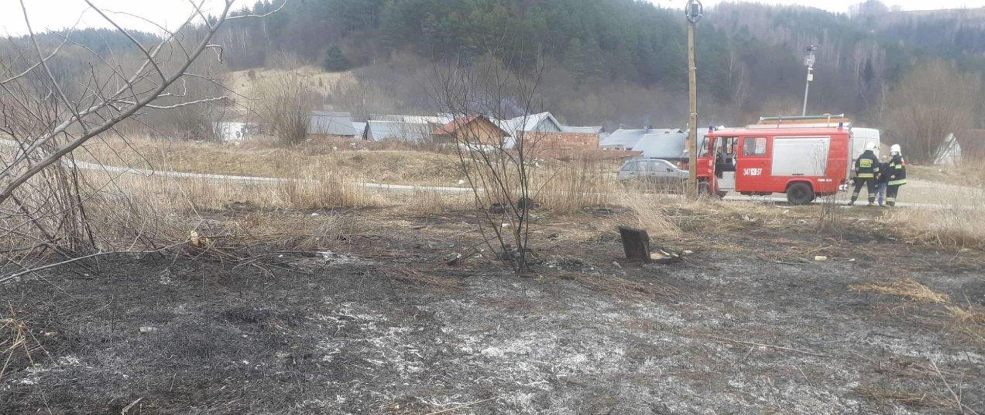 Suche obszary trawiaste wśród zabudowań.