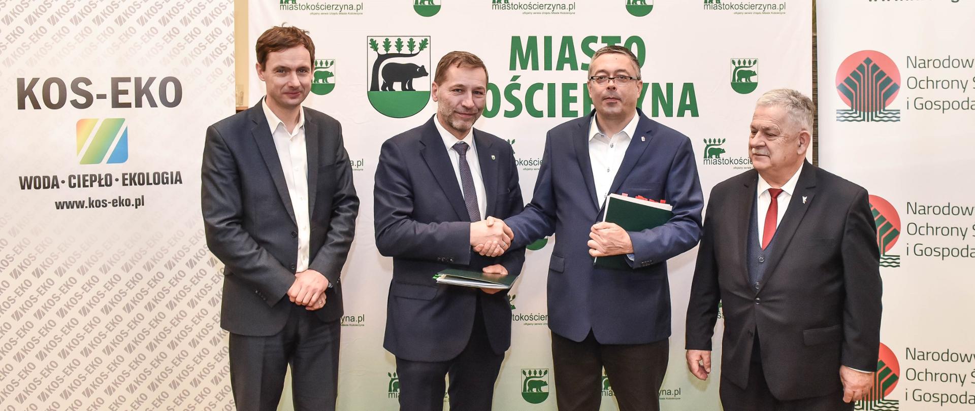 Zdjęcie grupowe podczas podpisania umowy.