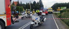Działania strażaków w czasie wypadku samochodowego w Pisarzowicach. 