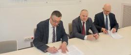 Zastępca Prezesa Zarządu Artur Michalski podczas podpisywania umowy z PGE