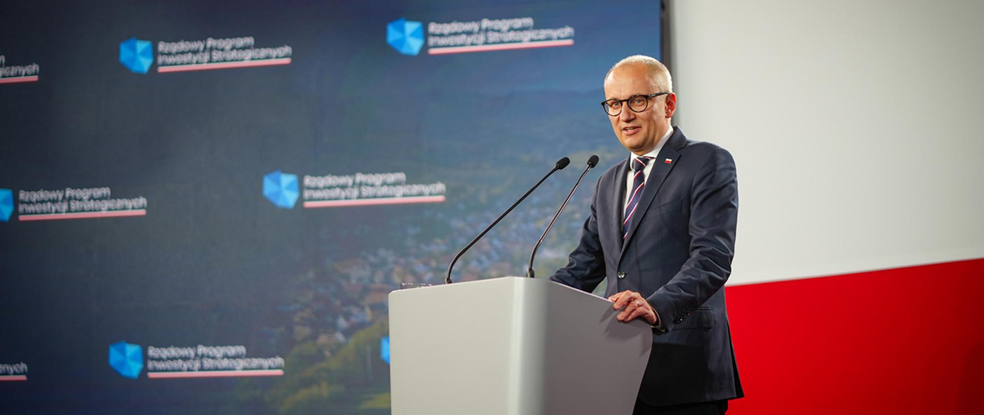 Wiceminister Błażej Poboży przemawiający podczas konferencji w Szczytnie.