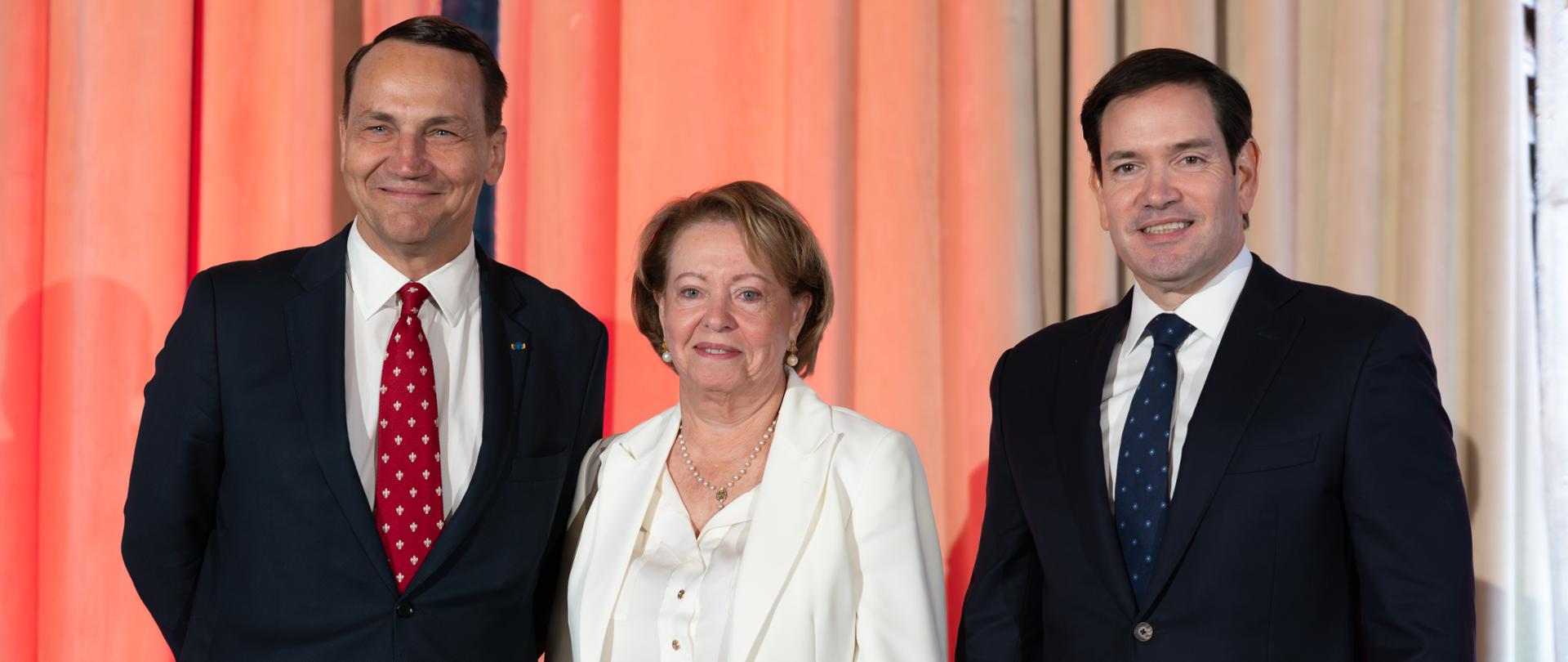 Ministr zahraničí Polské republiky Radosław Sikorski, kubánská disidentka Irma Santos de Mas a ministr zahraničí USA Marco Rubio.