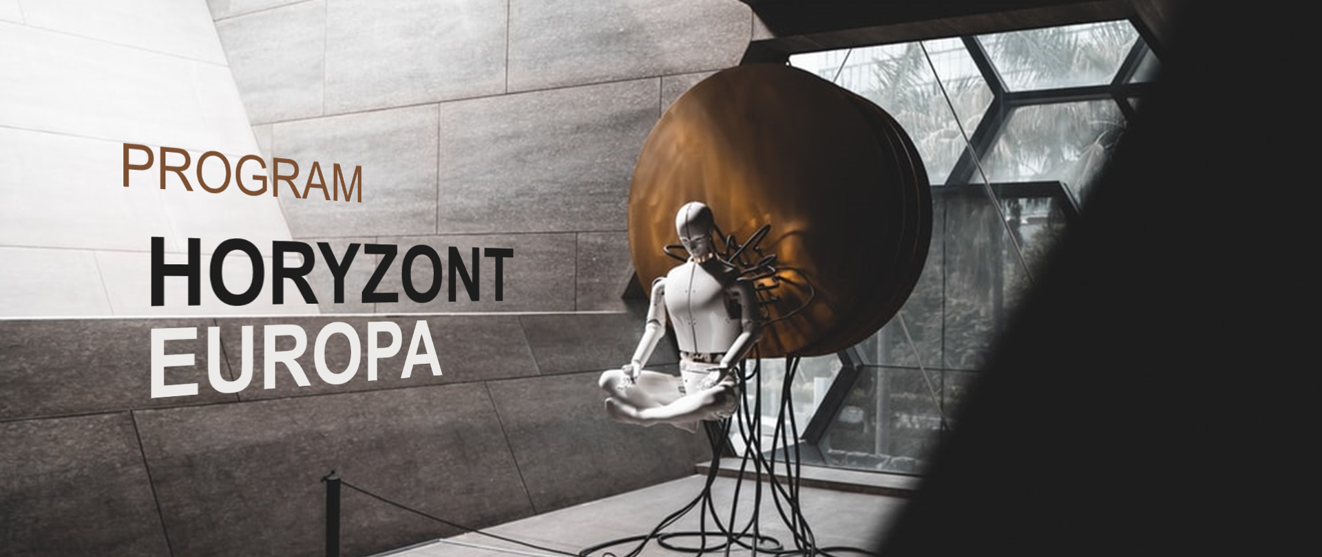 Grafika w kolorze szarym z jasnymi akcentami. Imitacja wystawy technologicznej. Po lewej stronie napis Program Horyzont Europa. W centralnej części grafiki robot.