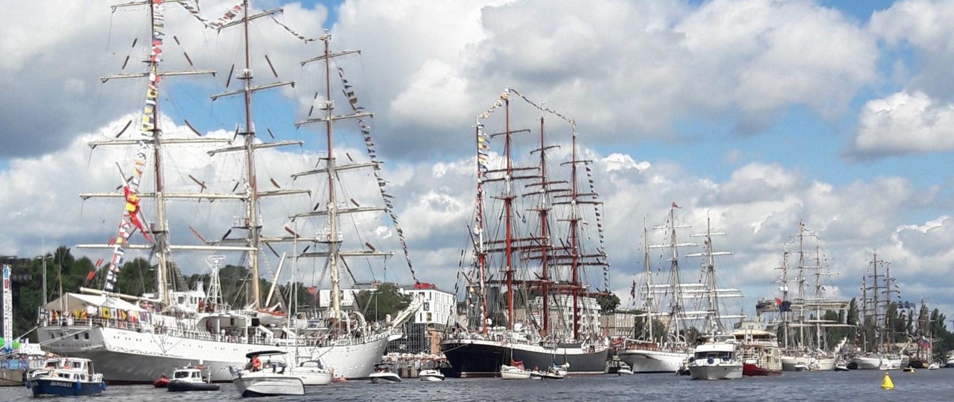 Żaglowce zacumowane przy brzegu Odry podczas finału regat