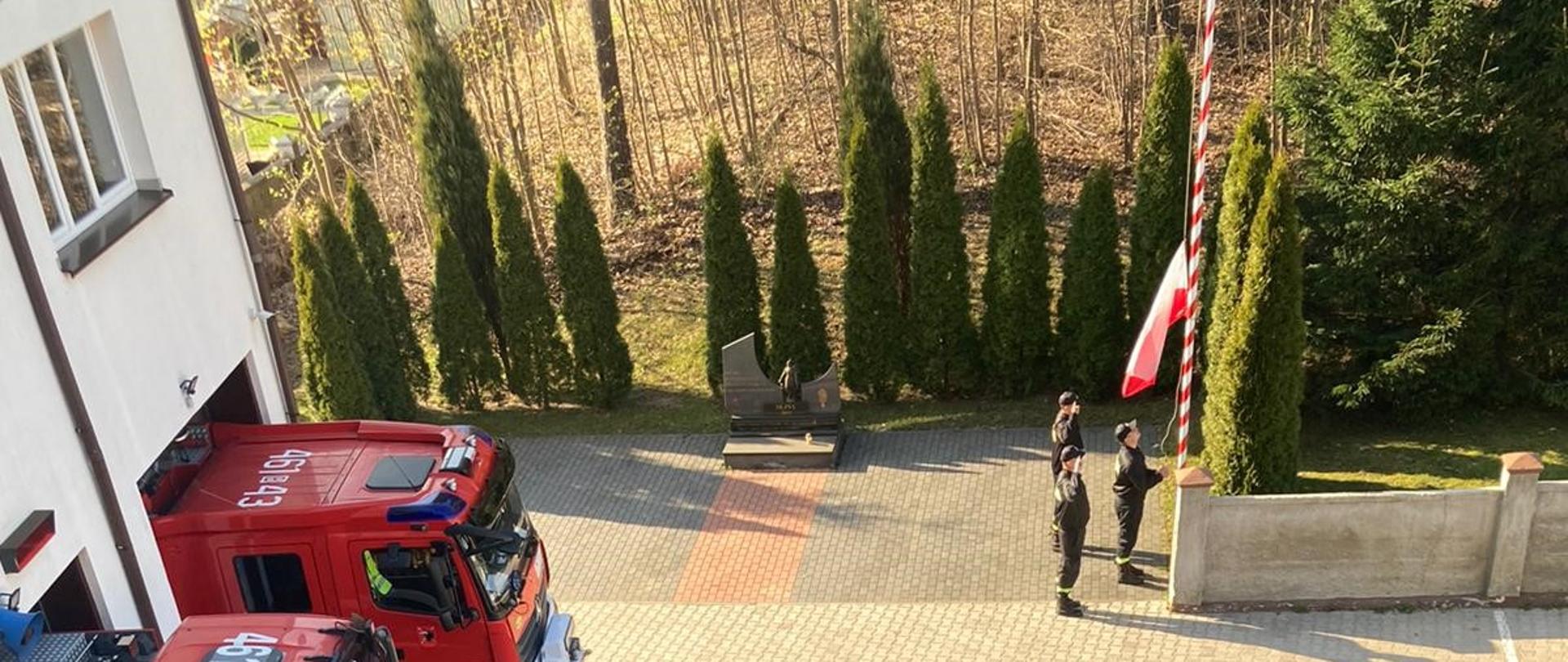 Święto Flagi Rzeczypospolitej Polskiej w Komendzie Powiatowej Państwowej Straży Pożarnej w Sejnach