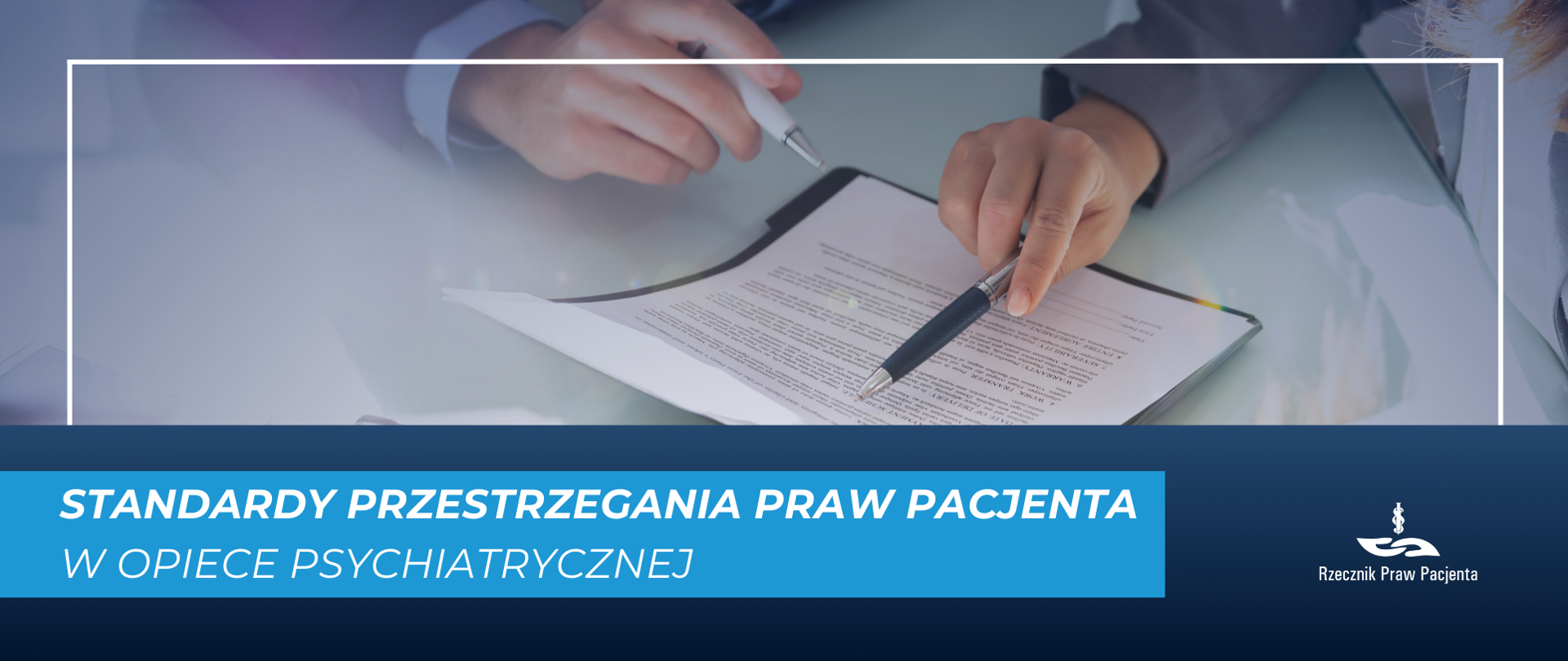 Grafika przedstawia kartkę z tekstem, na której lekarz wskazuje długopisem tekst. 