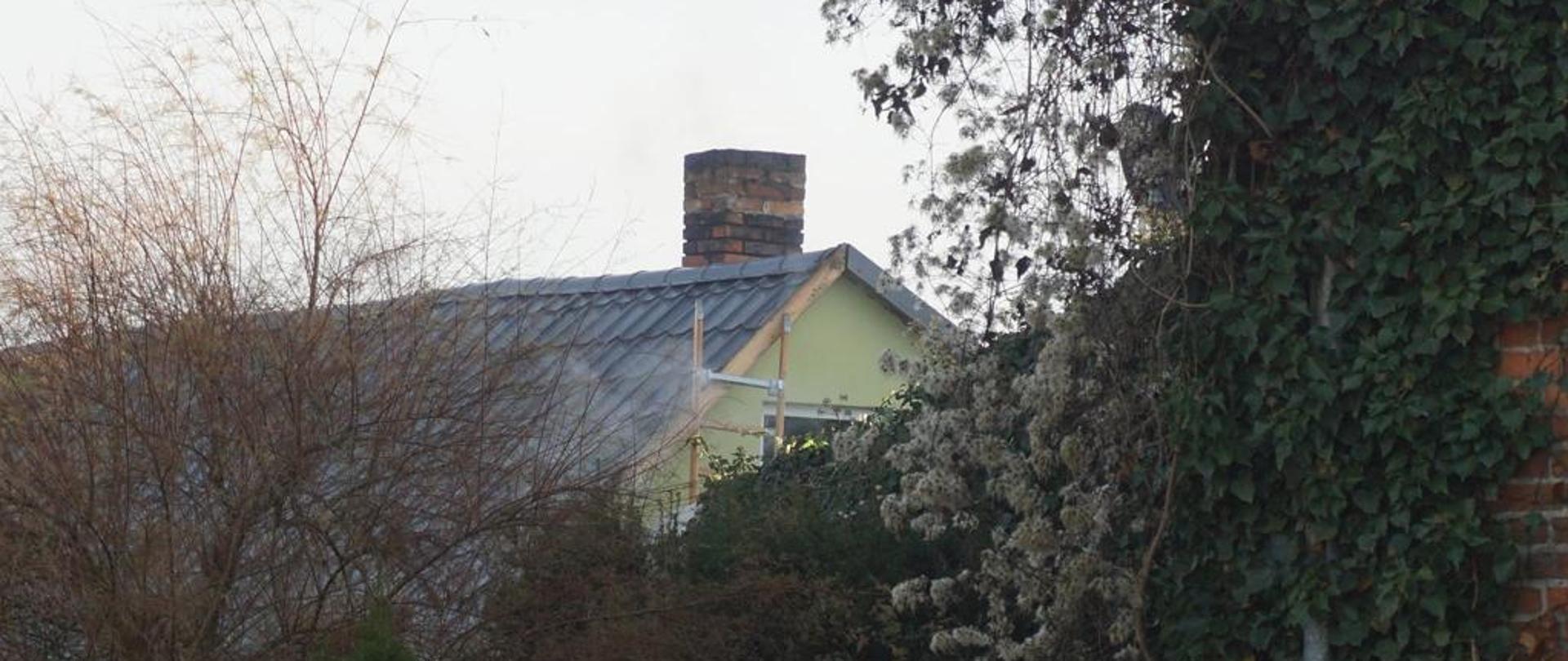 Dymiący się dach wraz z kominem