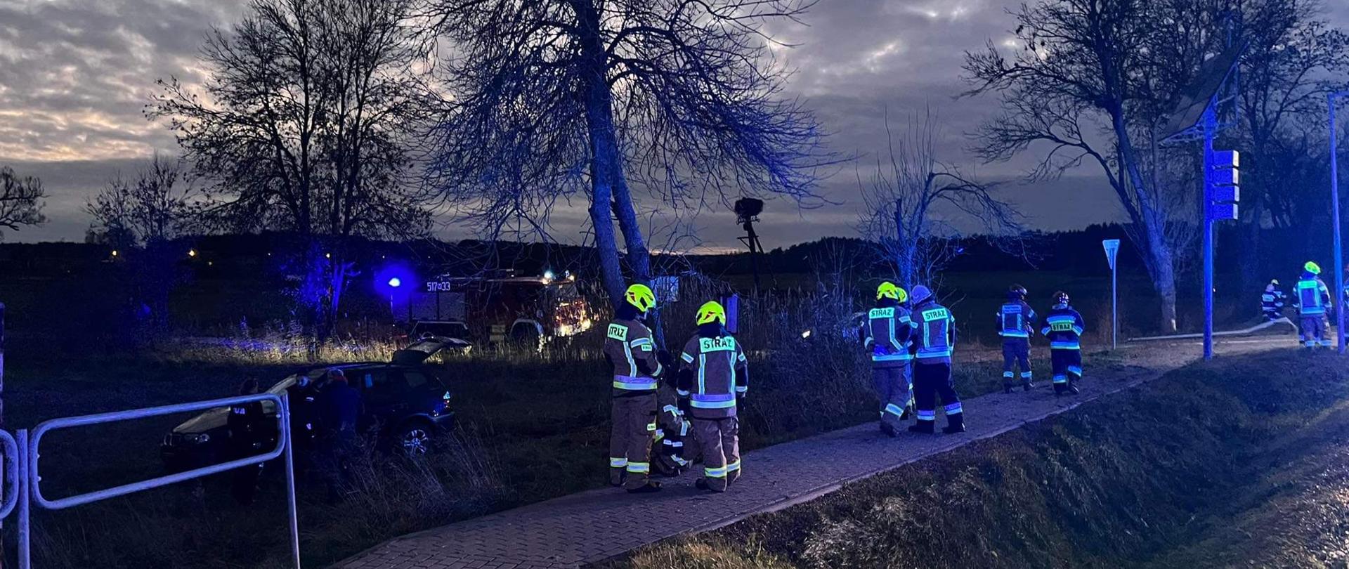 wrak samochodu osobowego na polu przy drodze