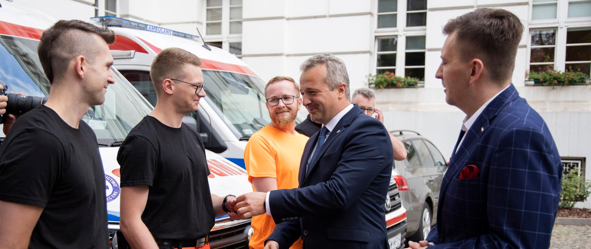 Minister Łukasz Schreiber wspólnie z Wojewodą Kujawsko-Pomorskim przekazali cztery ambulanse dla zespołów ratownictwa medycznego sieci szpitali grupy Nowy Szpital. 