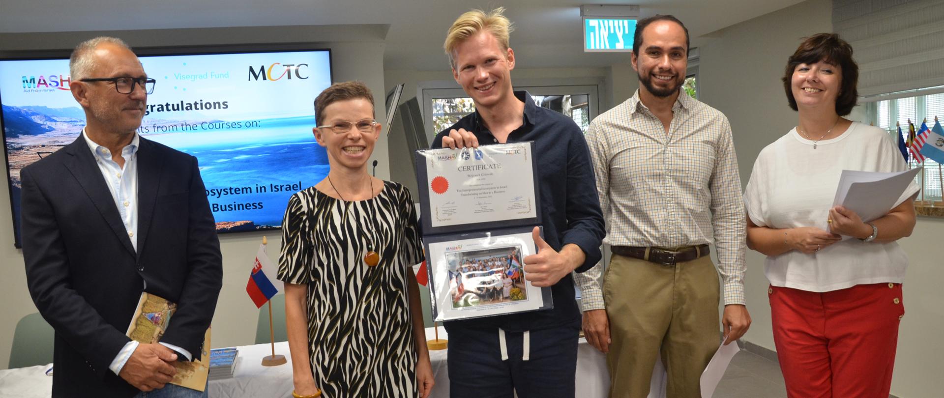 chargé d'affaires Agata Czaplińska with the Polish participants and Mashav representatives