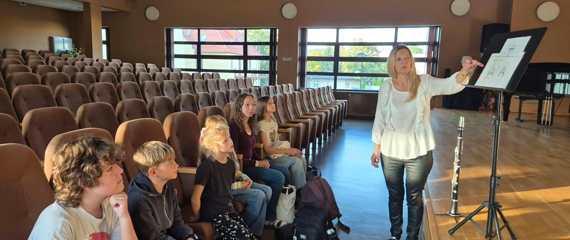 Anna Łysko prowadzi wykład dla uczniów. Sala koncertowa PSM.
