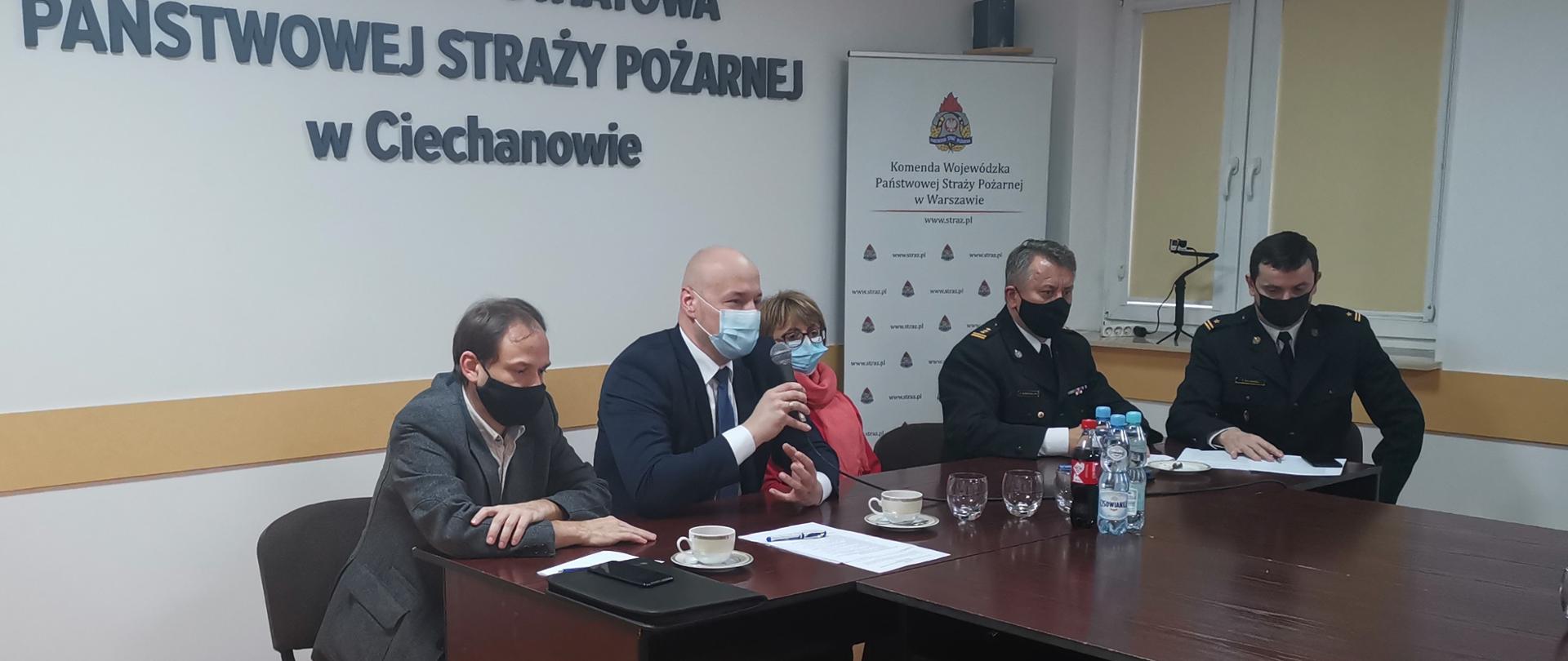 Zdjęcie przedstawia skład spotkania roboczego dotyczącego szczepień przeciwko COVID-19. Na zdjęciu widoczni Dariusz Nowak – dyrektor Departamentu Ochrony Ludności i Zarządzania Kryzysowego MSWiA,
Anna Żebrowska - kierownik delegatury Mazowieckiego Urzędu Wojewódzkiego w Ciechanowie
st. bryg. Jarosław Nowosielski - mazowiecki komendant wojewódzki PSP
mł. bryg. Tomasz Gajewski - komendant powiatowy PSP w Ciechanowie