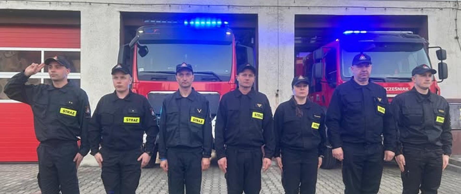 Strażacy stoją w szeregu, oddając hołd zmarłemu funkcjonariuszowi podczas uroczystości upamiętniającej jego służbę.