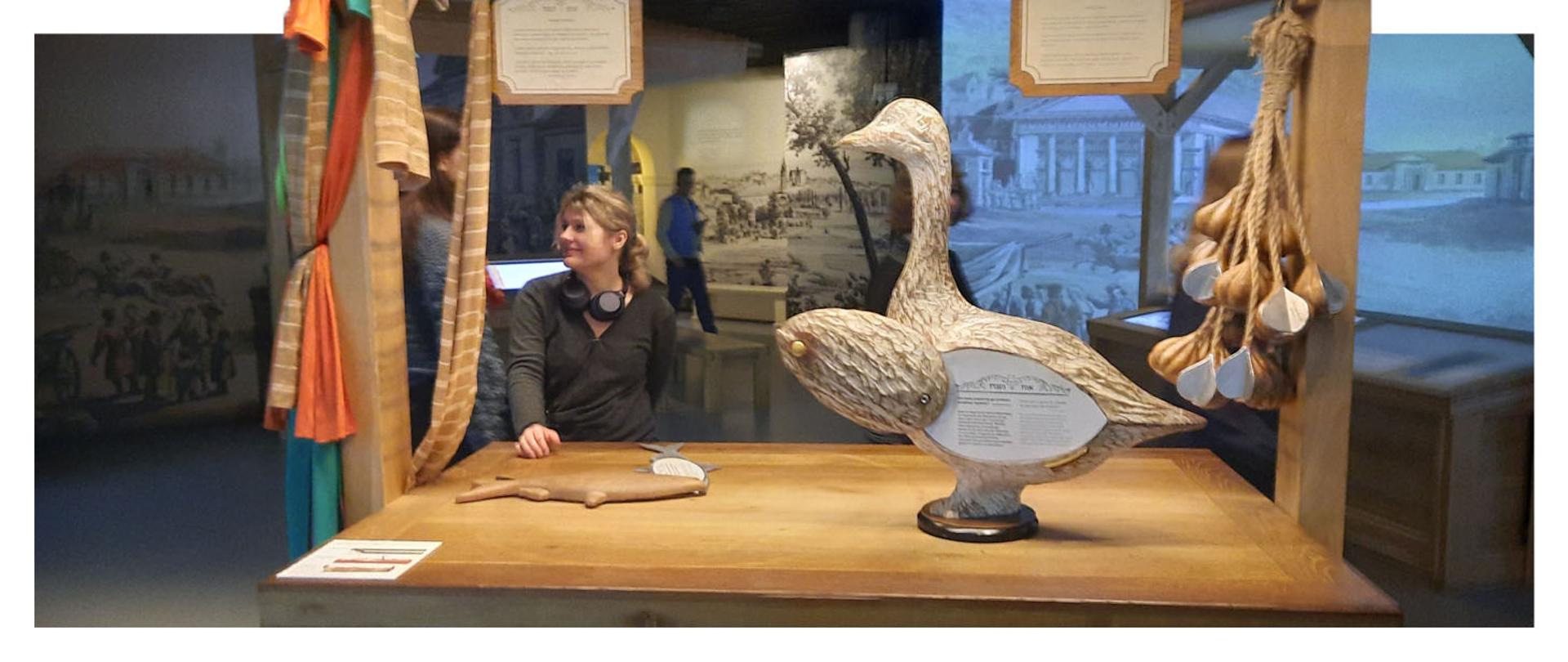 18 lutego 2026 klasa 3B wzięła udział w warsztatach edukacyjnych w Muzeum Polin związanych z prezentowaną tam wystawą stałą. Podczas zajęć uczniowie zapoznali się z podstawowymi pojęciami dotyczącymi kultury i religii żydowskiej. Wzięli także udział w ćwiczeniu wymagającym uważnej analizy wybranych eksponatów. Na koniec wszyscy zaangażowali się w ciekawą dyskusję na temat poczucia tożsamości narodowej. 