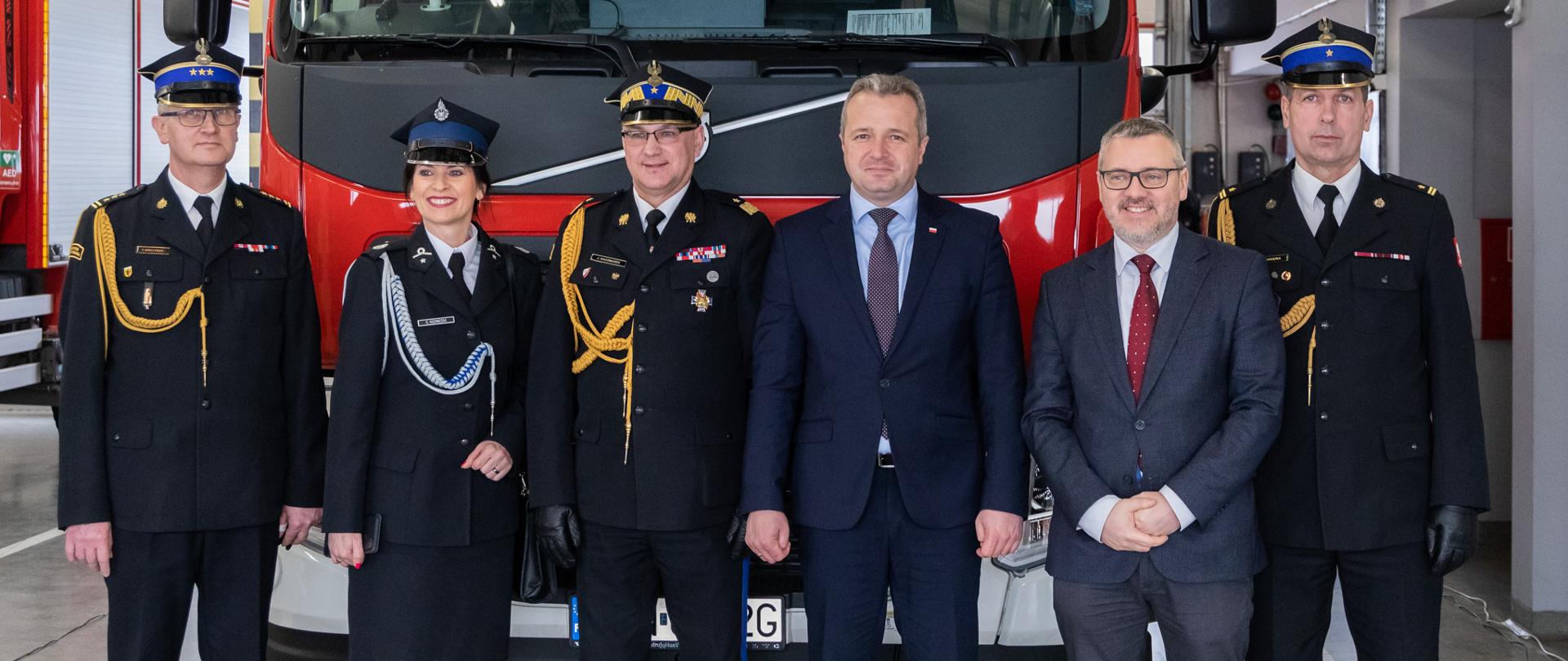 Kilka osób pozujących do zdjęcia