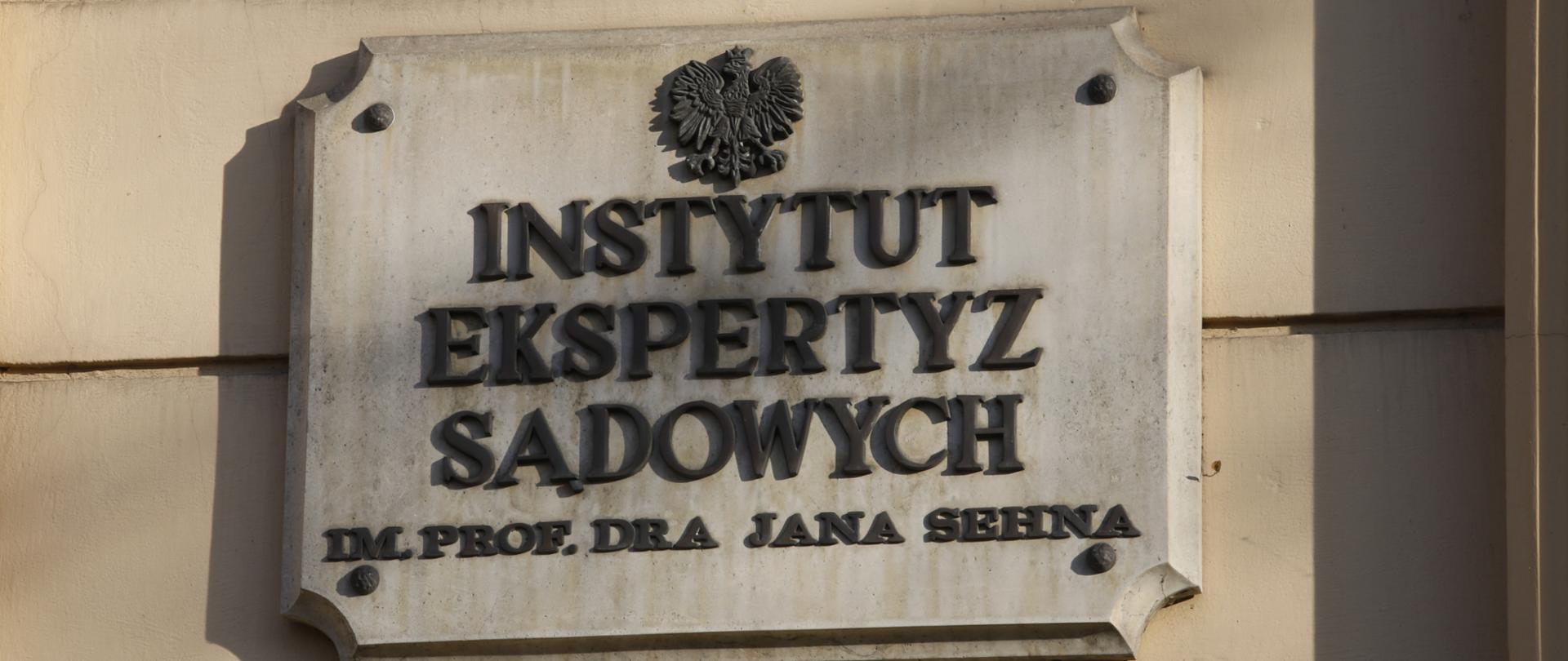 Tabliczka z napisem Instytut Ekspertyz Sądowych im. prof. dra Jana Sehna znajdująca się przy wejściu do Instytutu