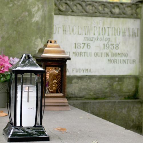 Zdjęcie przedstawia grób Wacława Piotrowskiego - założyciela ZPSM w Szczecinie