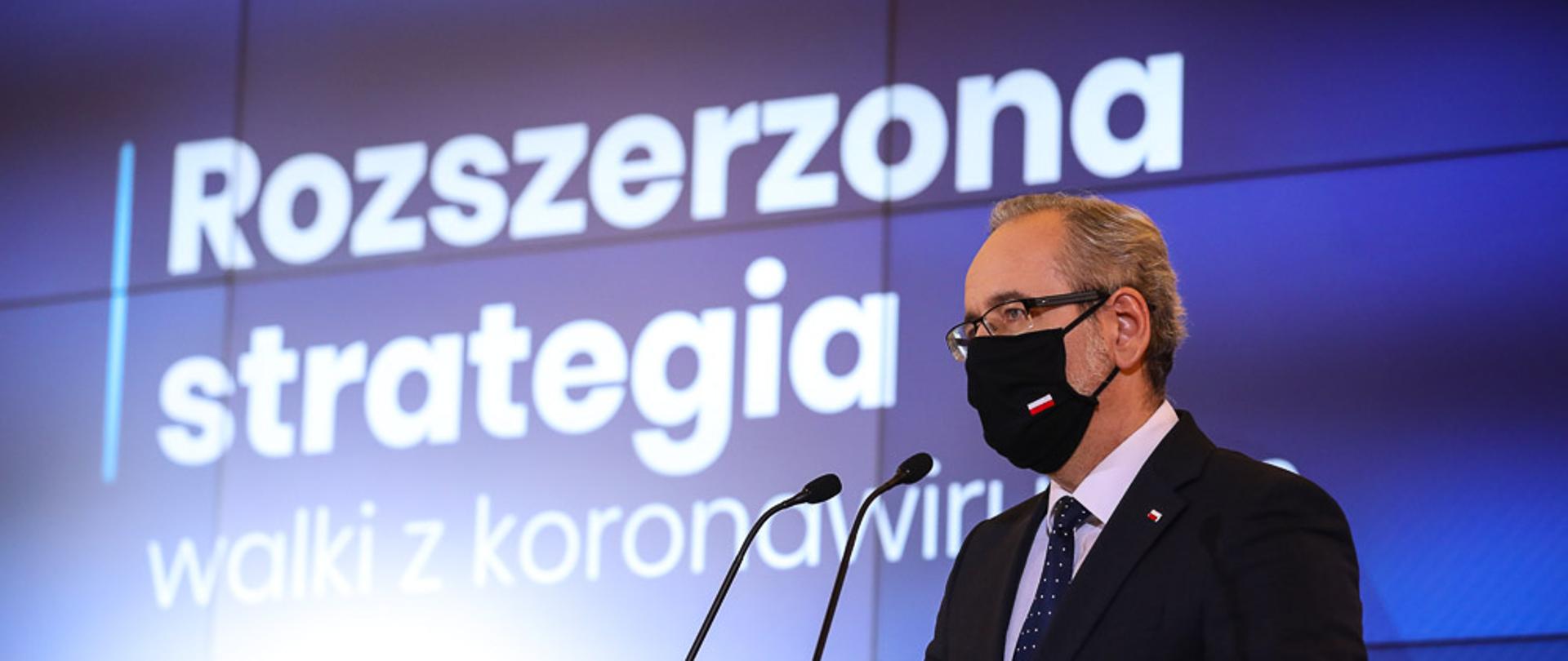Minister Niedzielski podczas konferencji.