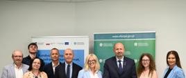 Uczestnicy spotkania pozują do wspólnego zdjęcia po podpisaniu umowy dotyczącej projektu gospodarowania wodami opadowymi w Poznaniu.