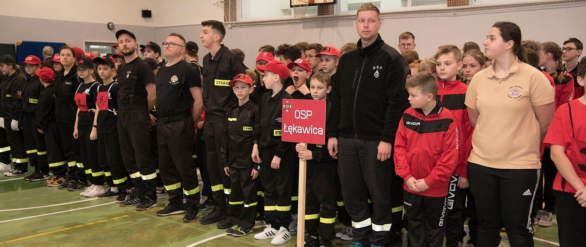 Widok ogólny z przodu. Uczestnicy stoją na zbiórce przed rozpoczęciem turnieju.